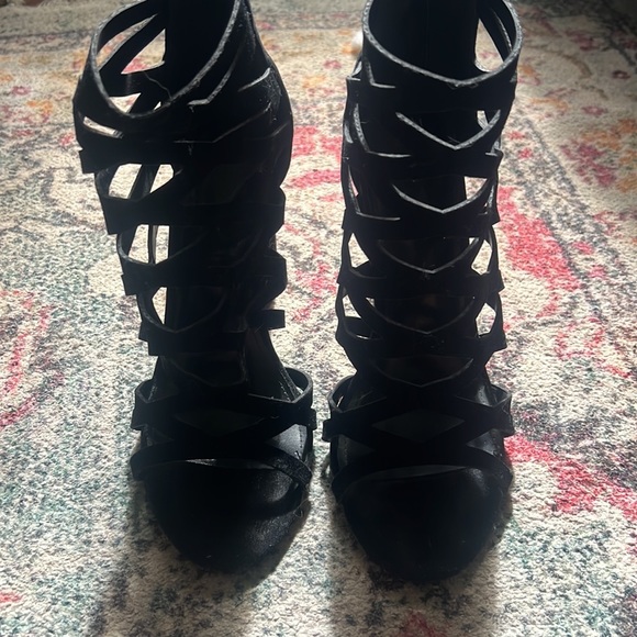 Forever 21 Black Suede heel - Picture 2 of 4